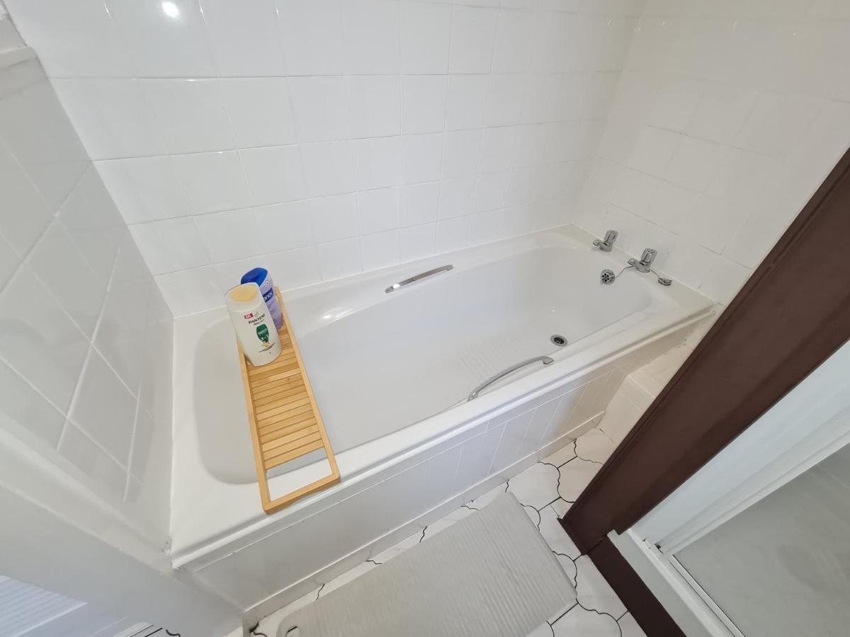 شقة Large 3 Bed Flat, Free Parking نيوكاسل أبون تاين المظهر الخارجي الصورة